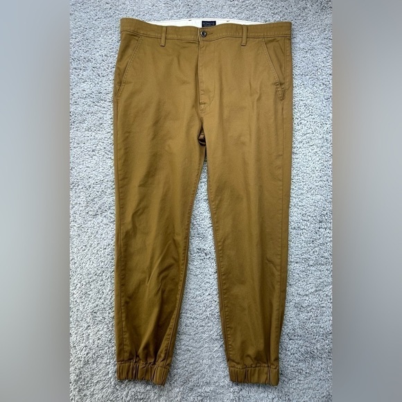 Levi's Pants Mens 38 x 32 Khaki Joggers Belt Loops Pockets Classic Preppy Church - Picture 1 of 5